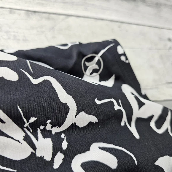 Hurley Black and White Floral Swimsuit Large - Picture 2 of 6